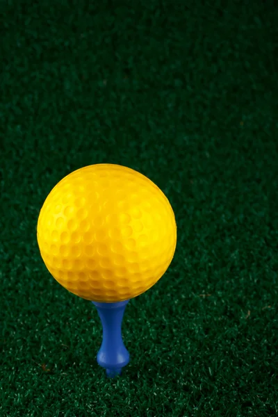 Жовтий м'яч для гольфу і синій трійник — стокове фото