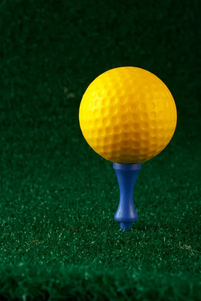 Sarı golfball ve mavi tişört — Stok fotoğraf