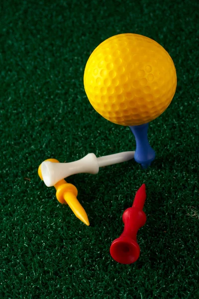 Жовтий м'яч для гольфу і трійники — стокове фото