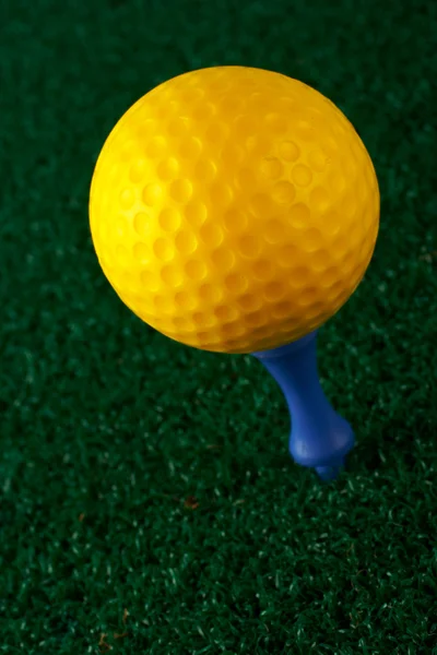 Sarı golfball ve mavi tişört — Stok fotoğraf