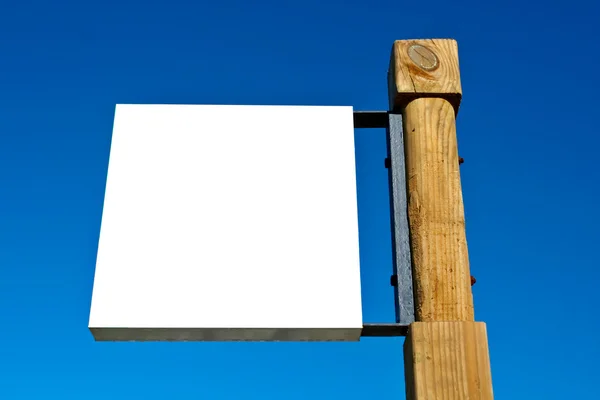Cartellone bianco su cielo blu — Foto Stock