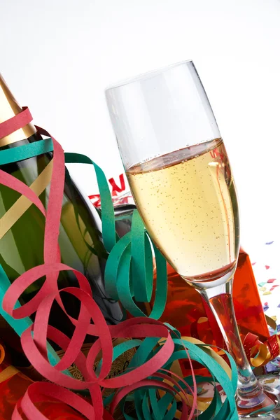 Copo de champanhe e garrafa — Fotografia de Stock