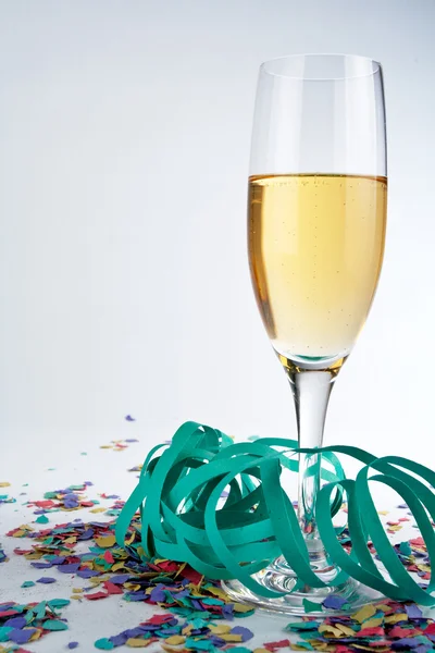 Bicchiere di champagne, nastri e coriandoli — Foto Stock