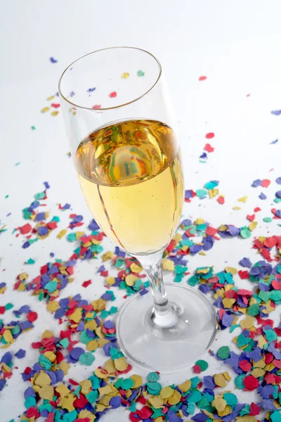 Champagneglas och konfetti — Stockfoto