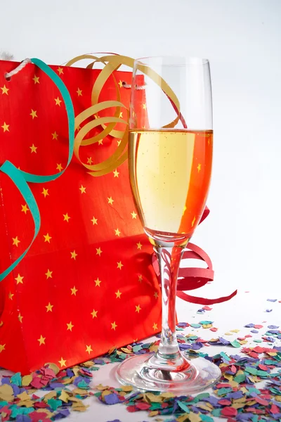 Champagneglas med röda shopping väska — Stockfoto