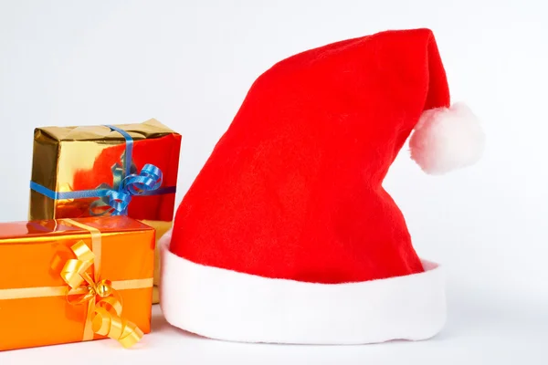Detail of christmas hat and two gifts — Stock Photo, Image