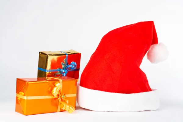 Christmas hat and two gifts — Stock Photo, Image