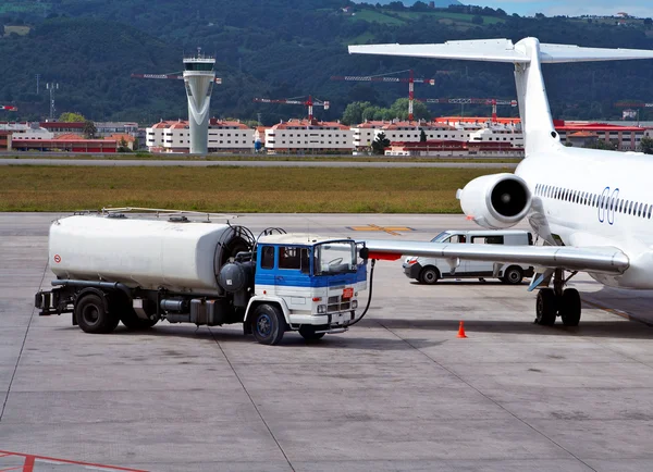 Reabastecimiento de combustible de un avión —  Fotos de Stock