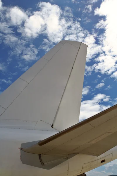 Detalhe do avião no céu nublado — Fotografia de Stock