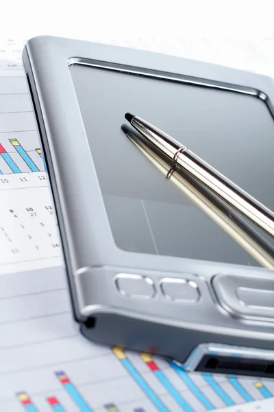 Persönlicher digitaler Assistent auf dem Markt Finanzdiagramm Hintergrund — Stockfoto
