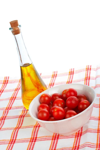 Botella de aceite de oliva y tomates rojos cereza — Foto de Stock