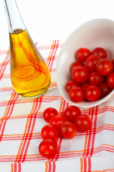 油のボトルとトマトのチェリー — ストック写真