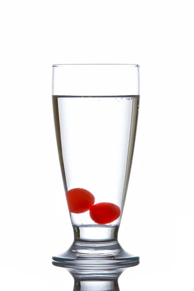 Copo de água doce com cerejas — Fotografia de Stock