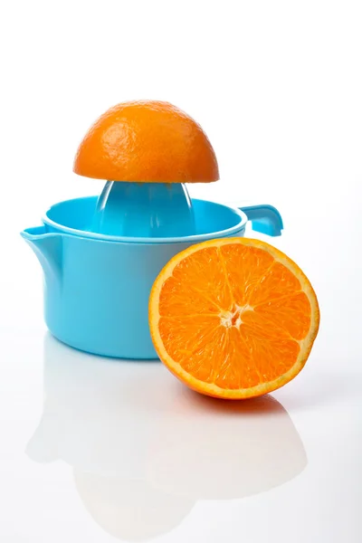 Espremedor e duas meias-laranja — Fotografia de Stock