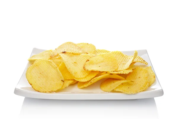 Potatischips på en maträtt — Stockfoto
