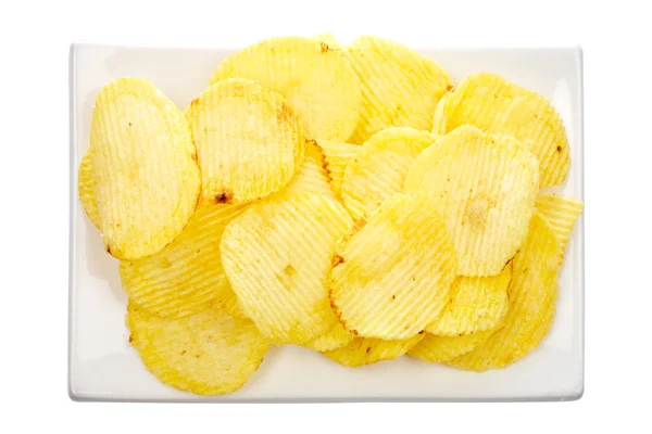 Картофельные чипсы на тарелке — стоковое фото