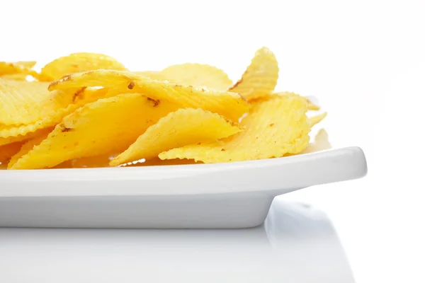 Картофельные чипсы на тарелке — стоковое фото