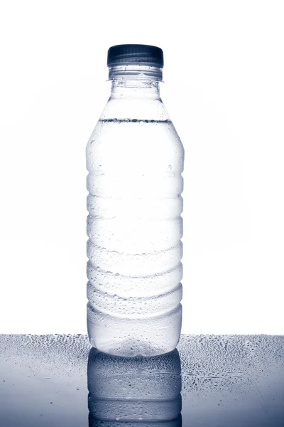 Botella de agua mineral con gotitas —  Fotos de Stock