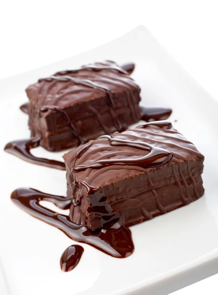 Két csokoládé cupcakes fehér tányérra — Stock Fotó