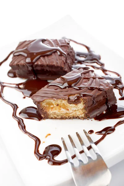 Két csokis süteményt, szirup és a villás — Stock Fotó