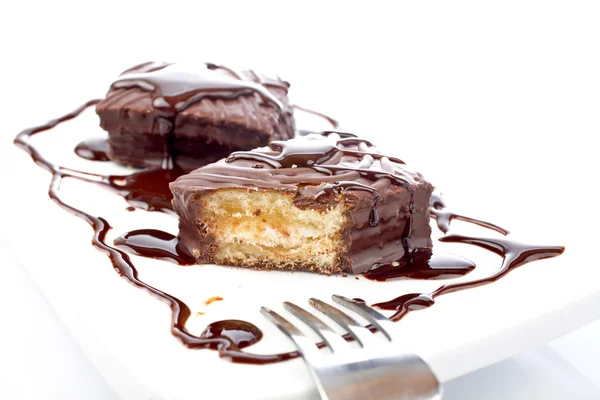 Dwa czekoladowe babeczki z syropu i widelec — Zdjęcie stockowe