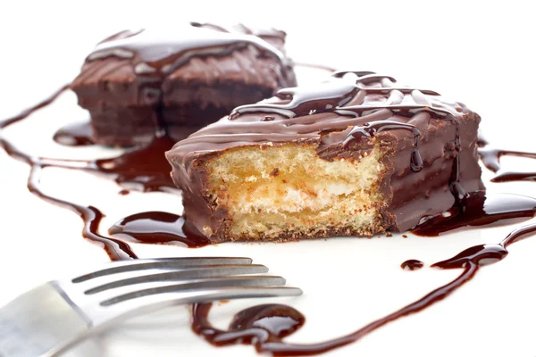 Dos magdalenas de chocolate con almíbar y tenedor —  Fotos de Stock