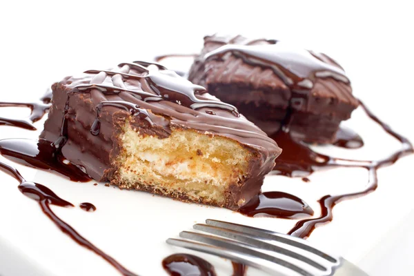 Dois bolos de chocolate com xarope e o garfo — Fotografia de Stock