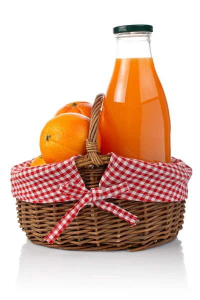 Orangen und frischer Saft — Stockfoto