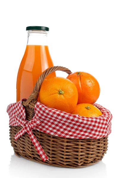 Апельсины и свежий сок — стоковое фото