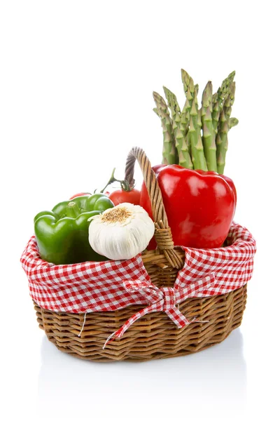 Kosár friss zöldségek — Stock Fotó
