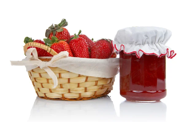 果酱罐和草莓篮子 — 图库照片