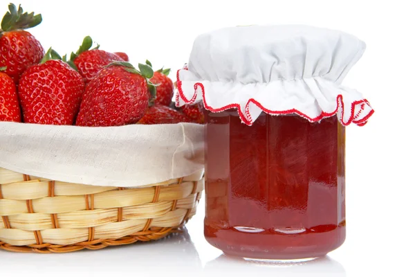 Marmeladenglas und Korb mit Erdbeeren — Stockfoto