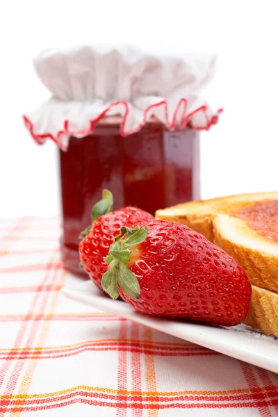 Aardbeien en toast — Stockfoto