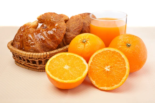 Круассаны и апельсиновый сок — стоковое фото