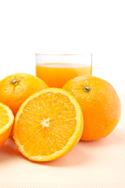 Стакан свежего апельсинового сока — стоковое фото