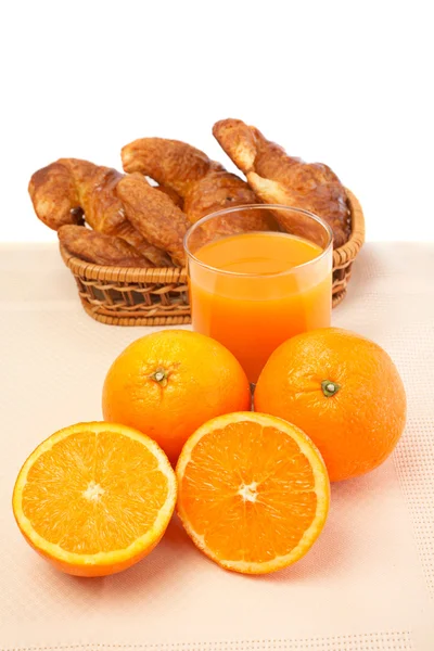 Croissants und Orangensaft — Stockfoto