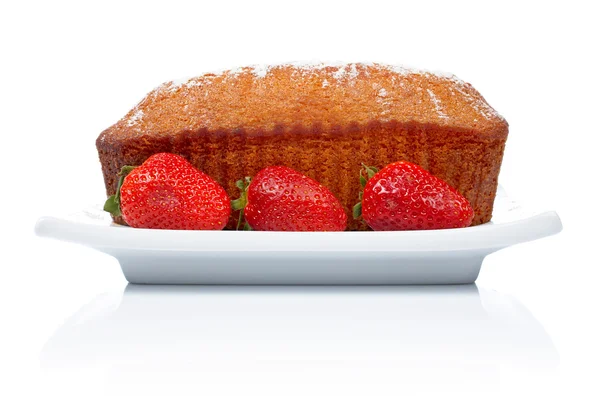 Φέτες κέικ με τρεις φράουλες — Stockfoto