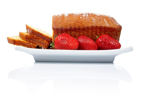 Φέτες κέικ με τρεις φράουλες — Φωτογραφία Αρχείου