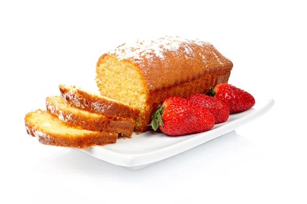 Fatia de bolo com três morangos — Fotografia de Stock