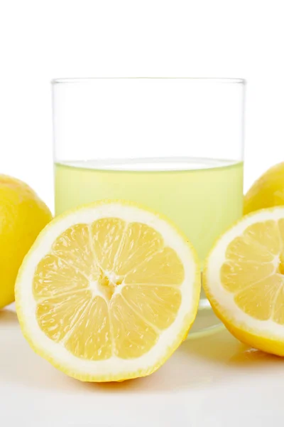Склянка свіжого лимонного соку — стокове фото