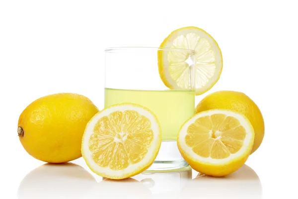 신선한 레몬 주스의 유리 — 스톡 사진