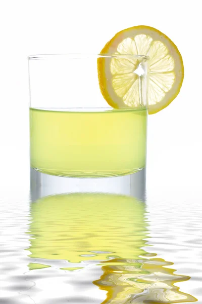 Fresh lemon juice with a slice — Stock Photo, Image