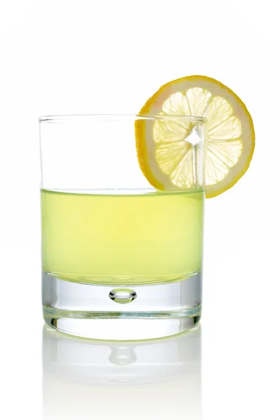 Свежий лимонный сок с ломтиком — стоковое фото