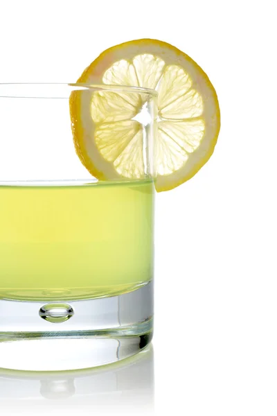 Succo di limone fresco con una fetta — Foto Stock