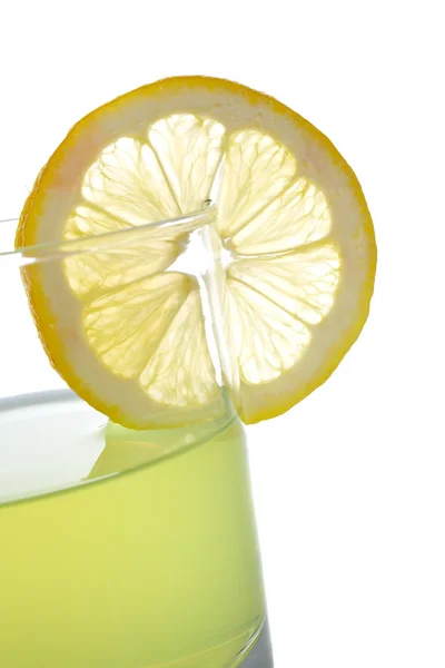 Jugo de limón con una rebanada —  Fotos de Stock