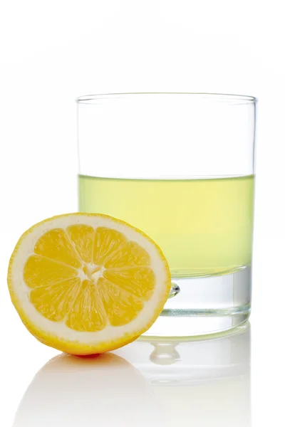 Metade e copo de suco de limão fresco — Fotografia de Stock