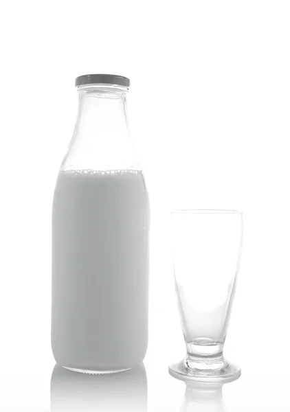 Γυαλί και μπουκάλι φρέσκο γάλα — Φωτογραφία Αρχείου