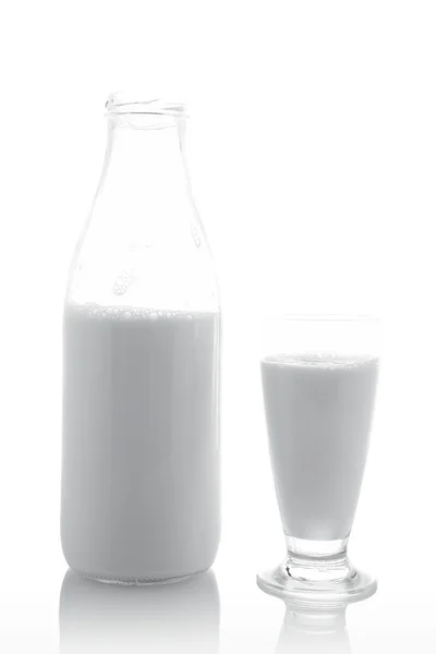 Glas och en flaska mjölk — Stockfoto