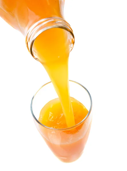 Nalanie świeżego soku pomarańczowego — Zdjęcie stockowe