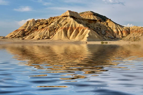 Hill reflected in the water — Stock Photo, Image